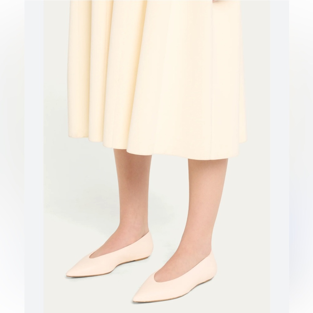 Stuart Weitzman Women Lina Flat
Color:Seashell size 7.5 new (store display)
$351